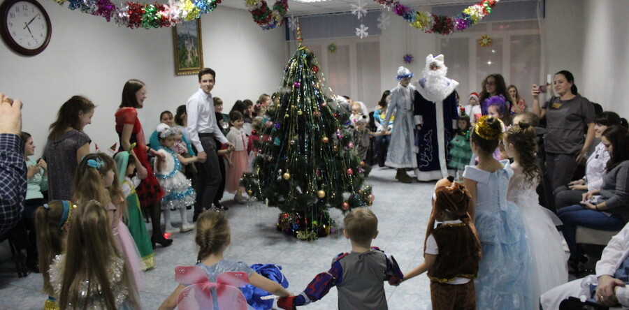 “Новый год настаёт! Открывайте двери!”